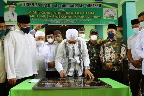 Wagub Musa Rajekshah Resmikan Masjid Al Musannif ke-23 di Sei Rampah